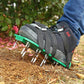 🎁2026 Nieuw binnen 50% KORTING💥Gazonbeluchter schoenen Tuin grasbeluchter sandalen met 26 spikes en verstelbare bandjes Gazonverticuteermachine voor het effectief beluchten van gazonbodem