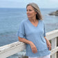 🏖️ZOMERUITVERKOOP 25,98!!💥Meer dan 50.000 verkocht💕Dames boho V-hals T-shirt met gerafelde randen 🌿 – Losse pasvorm, ademende zomertop van zacht katoen👚