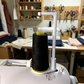 Naaimachine draadspoelhouder